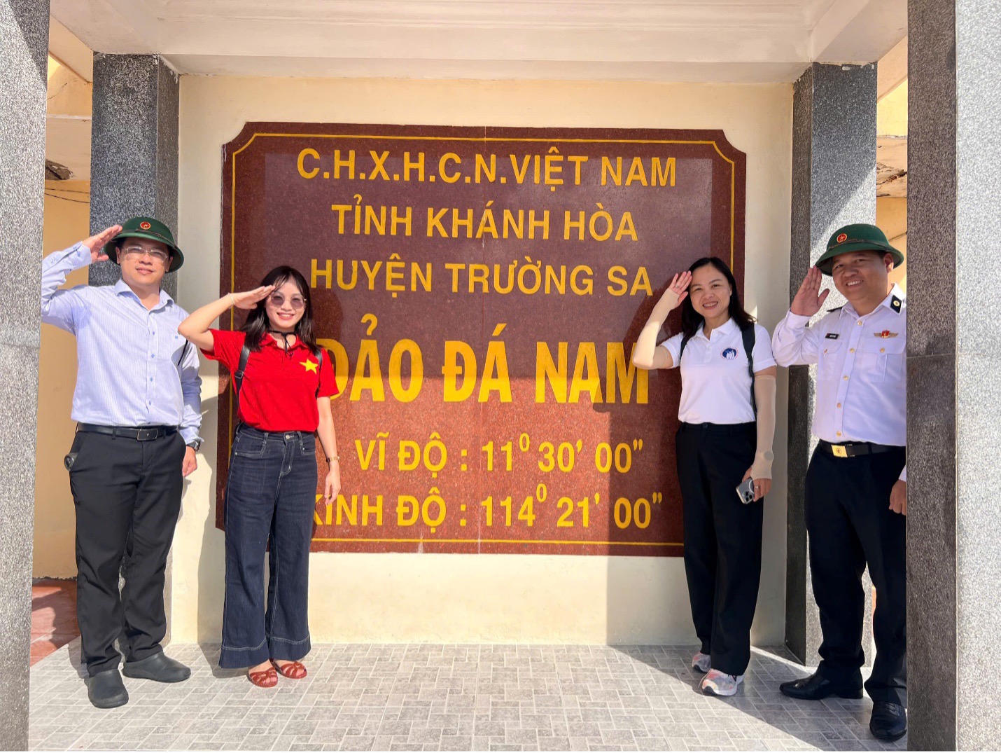 ĐOÀN CÔNG TÁC Y TẾ THÀNH PHỐ HỒ CHÍ MINH HOÀN THÀNH XUẤT SẮC CHUYẾN CÔNG TÁC KHÁM CHỮA BỆNH CHO QUÂN VÀ DÂN QUẦN ĐẢO TRƯỜNG SA