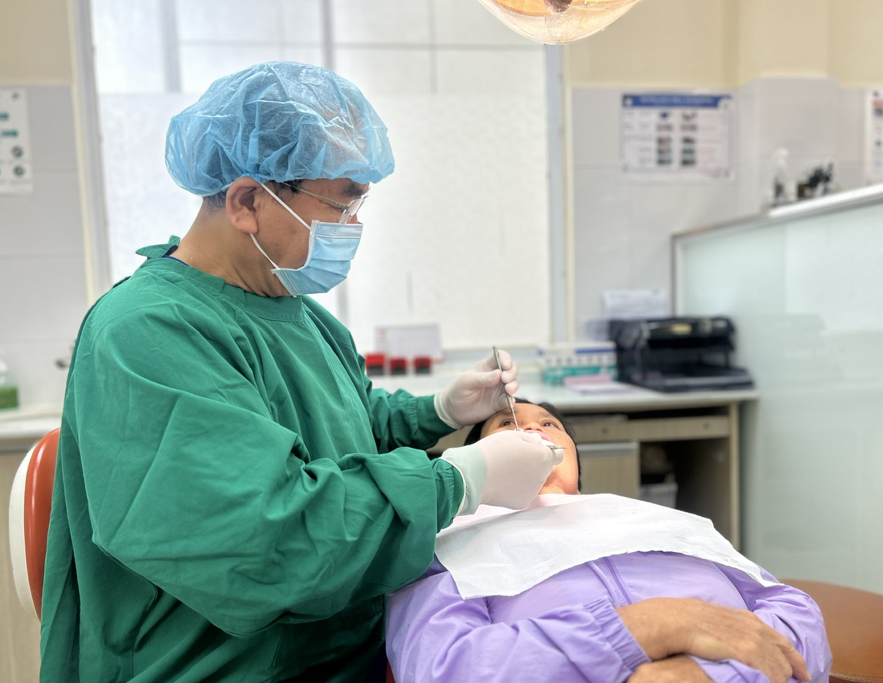 Người già không nên tự nhổ răng hoặc để răng tự rụng!