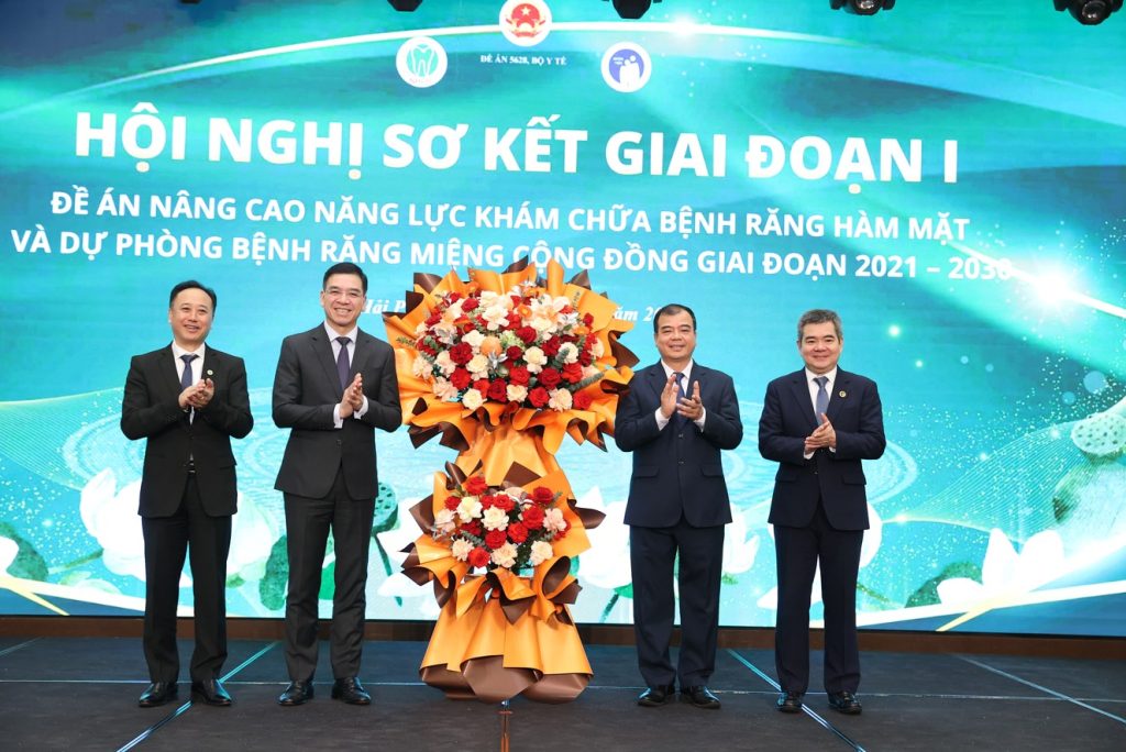 Lãnh đạo Cục Quản lý Khám, chữa bệnh - Bộ Y tế và UBND TP. Hải Phòng tặng hoa chúc mừng Hội nghị.