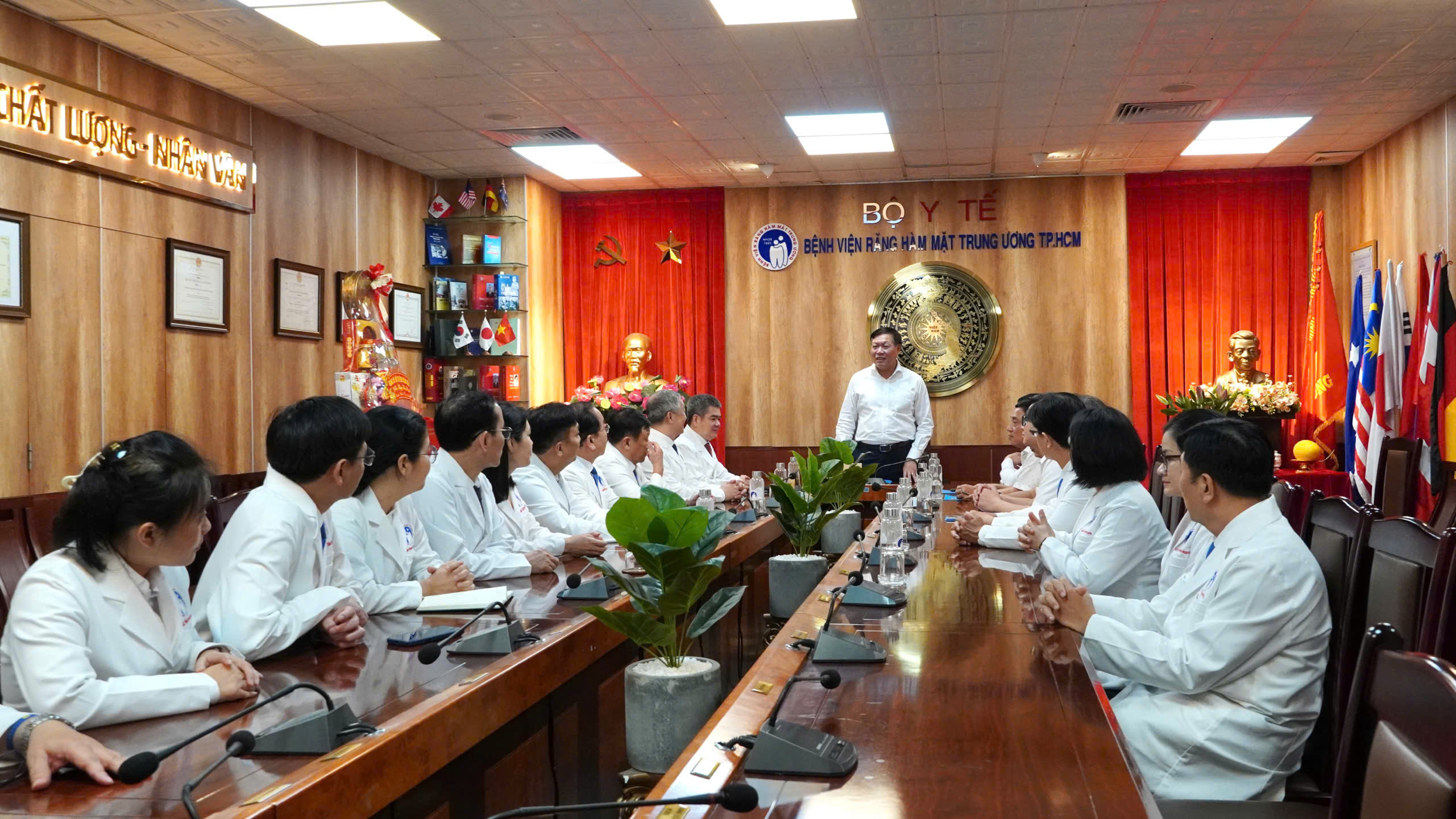 THỨ TRƯỞNG BỘ Y TẾ ĐỖ XUÂN TUYÊN CÙNG ĐOÀN CÔNG TÁC CỦA BỘ Y TẾ ĐẾN THĂM, CHÚC TẾT VÀ LÀM VIỆC TẠI BỆNH VIỆN RĂNG HÀM MẶT TRUNG ƯƠNG TP.HỒ CHÍ MINH