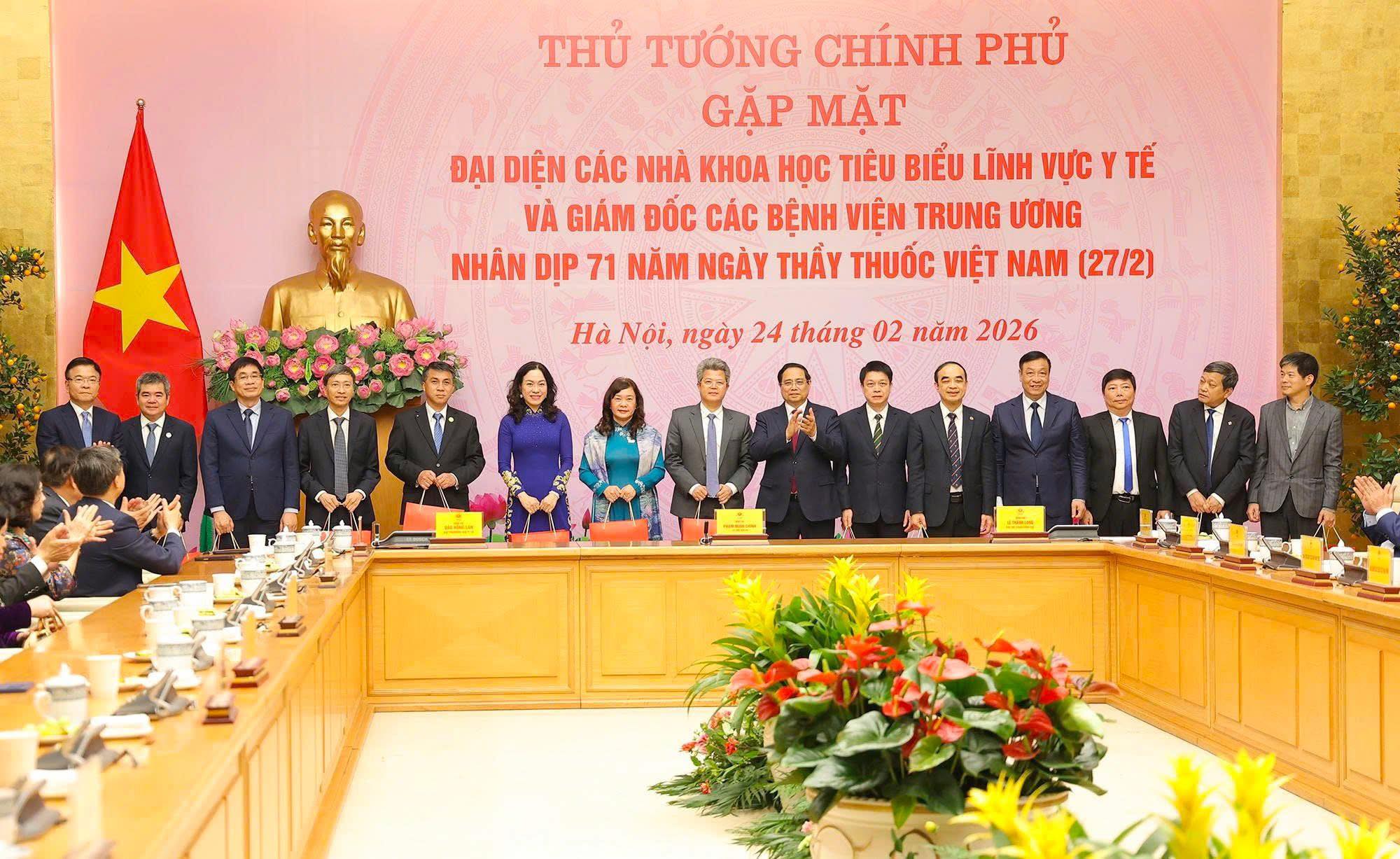 THỦ TƯỚNG CHÍNH PHỦ PHẠM MINH CHÍNH GẶP MẶT CÁC NHÀ KHOA HỌC TIÊU BIỂU TRONG LĨNH VỰC Y TẾ, GIÁM ĐỐC BỆNH VIỆN TRUNG ƯƠNG