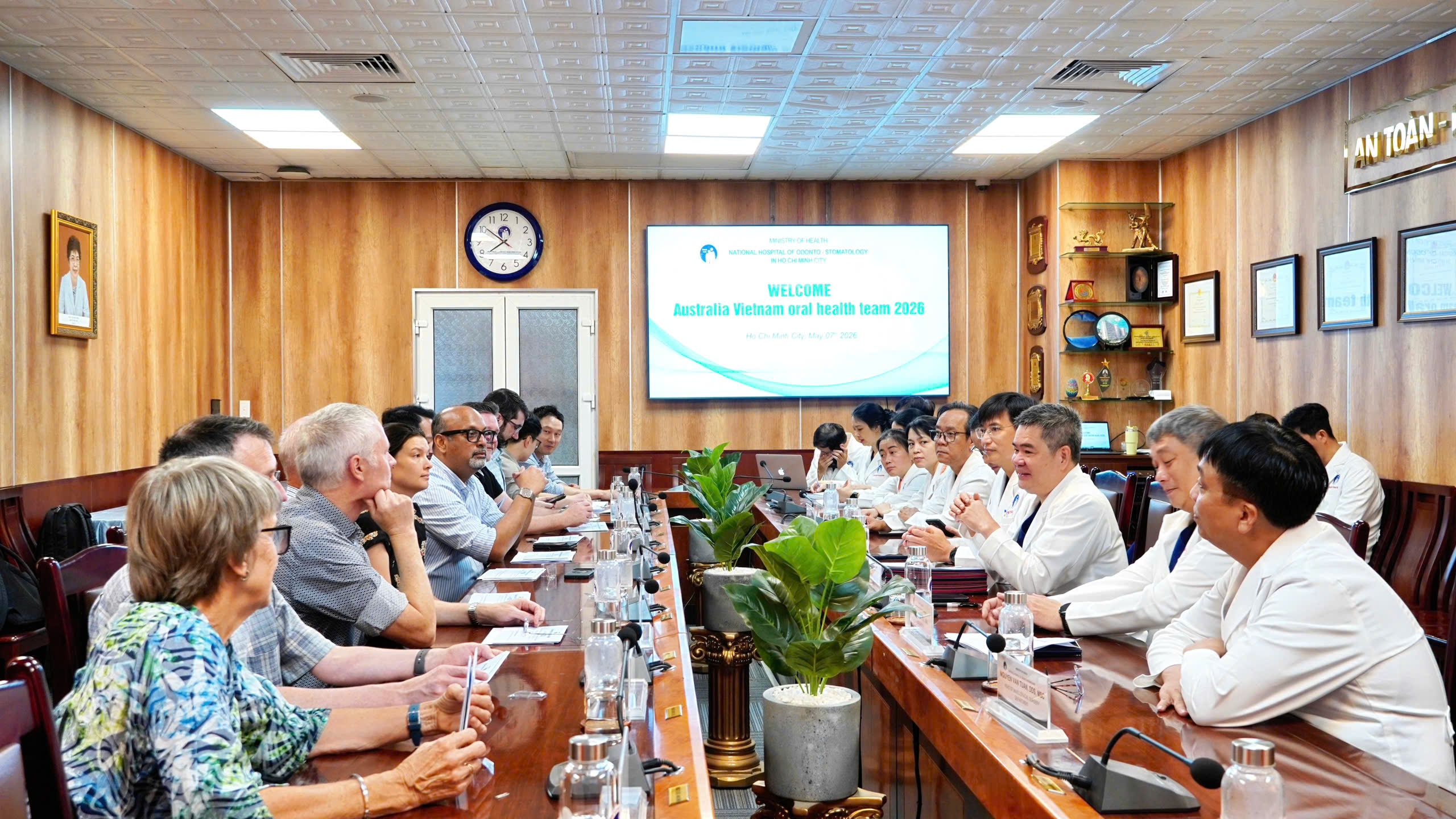 Tiếp đón Đoàn chuyên gia chăm sóc sức khỏe răng miệng Úc – Việt Nam đến thăm và làm việc tại Bệnh viện